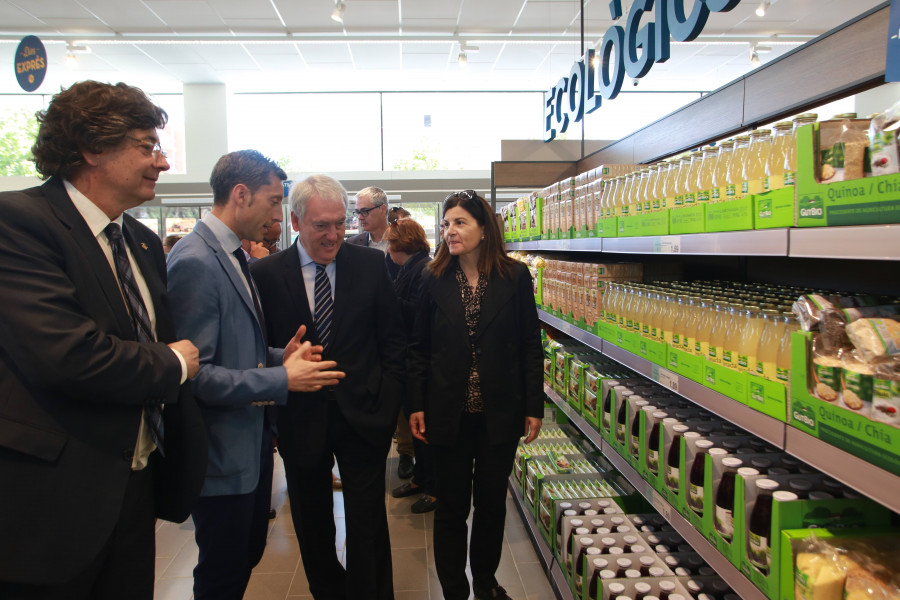 El acto inaugural contó con la presencia de representantes del Ayuntamiento local, encabezados por el Alcalde, Josep Poblet i Tous.