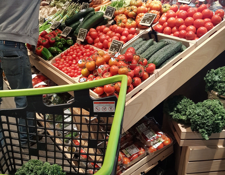 Se trata de un supermercado urbano dedicado a los productos que proceden de la agricultura y ganadería ecológicas, ubicado en la calle Velarde, 1, de Madrid.