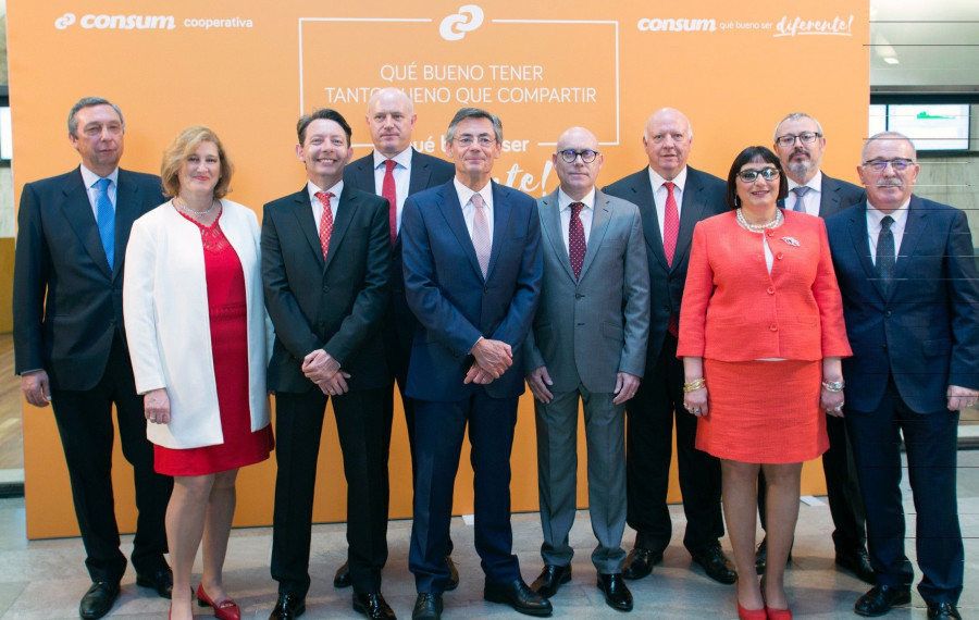El equipo directivo de Consum durante la presentación de los resultados de 2016 de la cooperativa.
