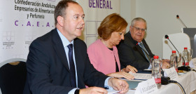 5. Luis Osuna, presidente de CAEA; Carmen Ortiz, consejera de Agricultura, Pesca y Desarrollo Rural de la Junta de Andalucía; y Manuel Barea, presidente de Honor de CAEA.