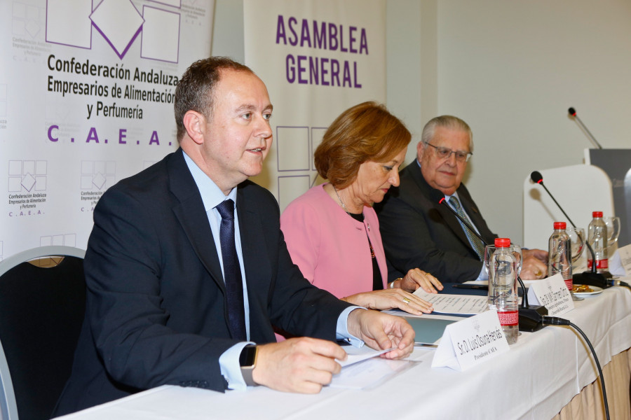 5. Luis Osuna, presidente de CAEA; Carmen Ortiz, consejera de Agricultura, Pesca y Desarrollo Rural de la Junta de Andalucía; y Manuel Barea, presidente de Honor de CAEA.