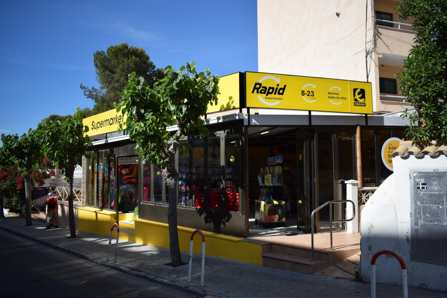 Su oferta incluye alimentos frescos, marcas líderes de fabricantes y la marca propia Eroski.
