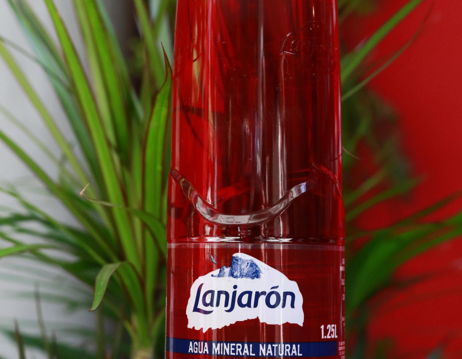 La iniciativa comienza con el lanzamiento de su nueva botella formada por un 50% de PET reciclado (r-PET) y 100% reciclable