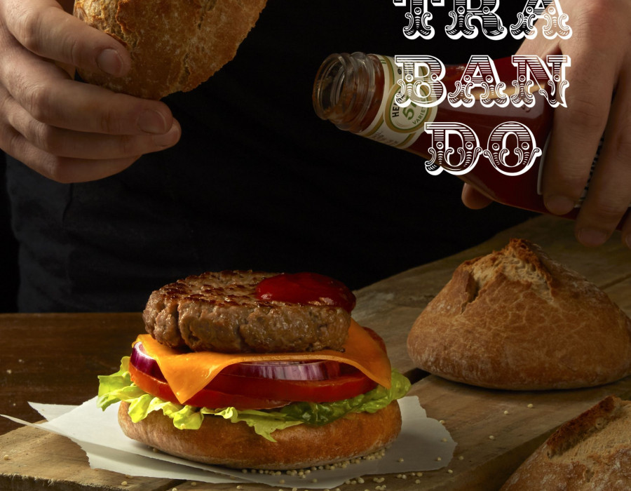 La “Burger de Contrabando” de Chousa es un pan rústico, oscuro, malteado, que sorprende por su sabor y por su aroma a brasa y a barbacoa ya que es el único pan de hamburguesa con intenso aroma a