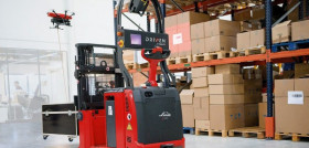 El apilador automático L-MATIC guía al dron durante la labor de inventariado.