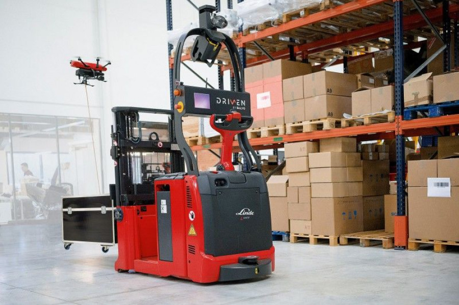 El apilador automático L-MATIC guía al dron durante la labor de inventariado.