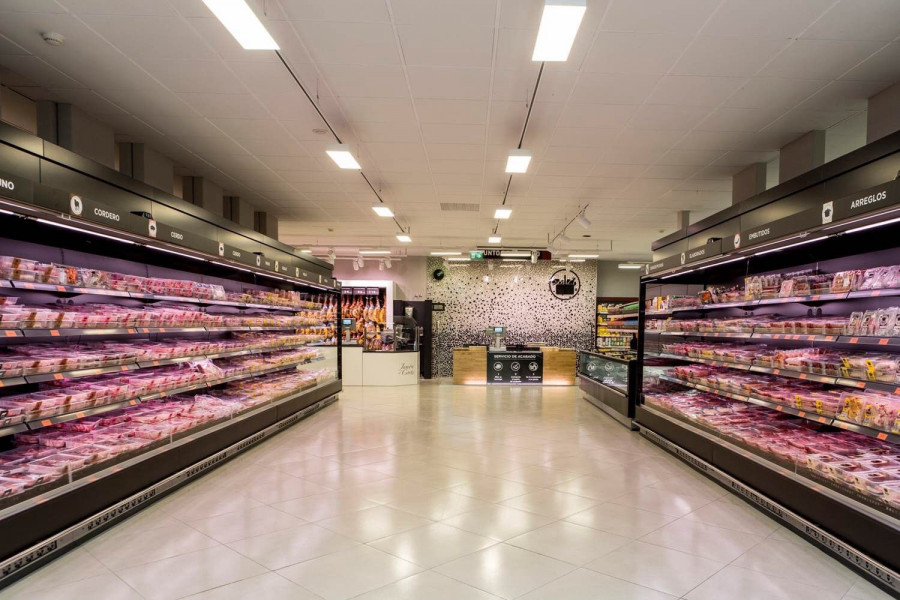Los nuevos supermercados presentan un diseño renovado que mejora la distribución, la decoración y la disposición de todas las secciones. En la imagen, lineales de carne con el nuevo punto de acaba