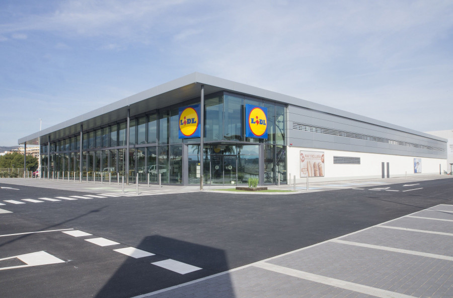 La  cadena  de  supermercados ha invertido 1,3 millones de euros  en  la  puesta  en  marcha  de esta tienda, en la que trabajarán una decena de empleados, ocho de ellos de nueva contratación.
