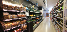 El supermercado, bajo la enseña Caprabo, cuenta con 250 m2 de superficie comercial y abre todos los días con un horario de 8.30 a 22h.