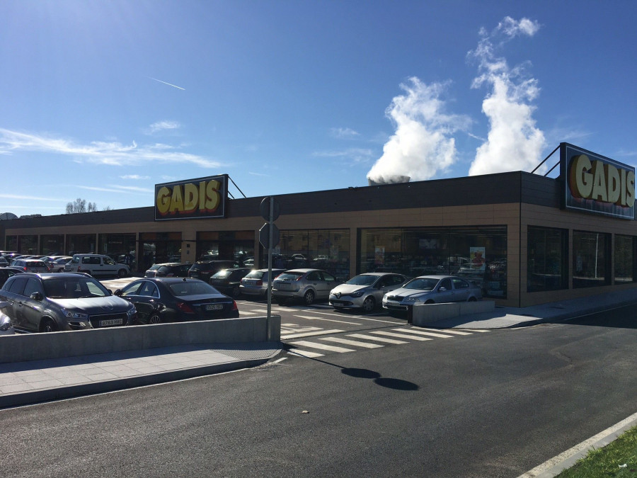 El establecimiento cuenta con 125 plazas para aparcar.