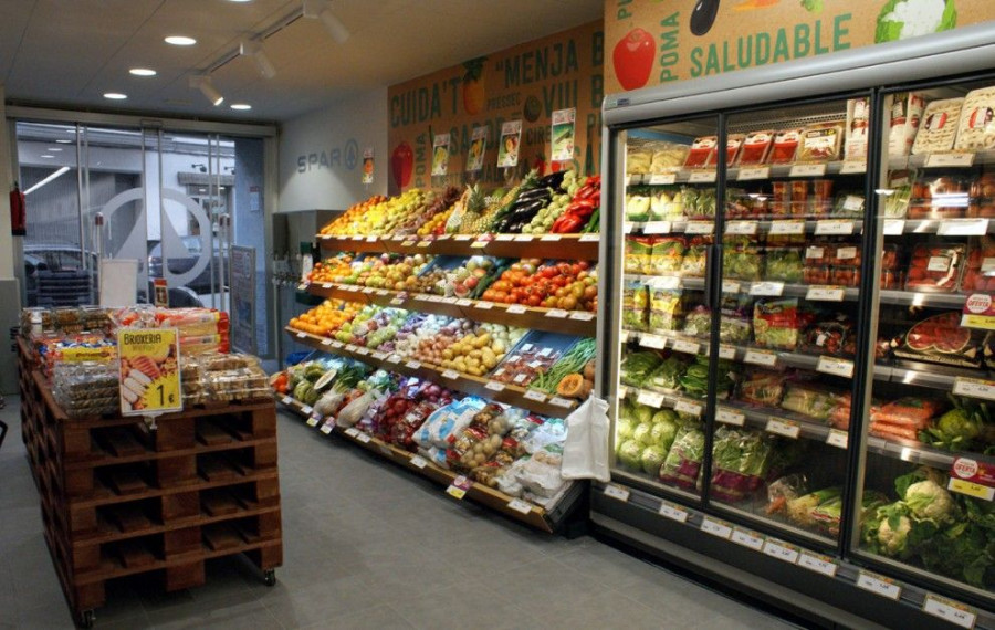 Los clientes del renovado centro disponen ahora de un amplio surtido de productos en las secciones de carnicería, charcutería, frutería y panadería.