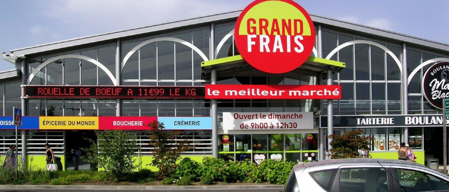 Creada por Denis Dumont en 1992, el grupo Prosol es el origen de la cadena de tiendas Grand Frais que encontramos principalmente en las afueras de grandes ciudades francesas, ocupando extensiones de 1