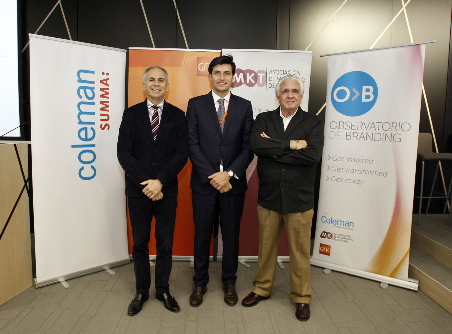 (De izqda. a dcha.) Víctor Mirabet, consejero delegado de Coleman CBX; Javier Gómez, director de División de Marca y Experiencia de Cliente de GfK, y Pedro Aguilar, vicepresidente de la Asociación