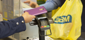Este sistema permite a los clientes que puedan realizar pagos en caja de su compra bien a través de sus tarjetas bancarias y/o bien a través de sus dispositivos móviles.