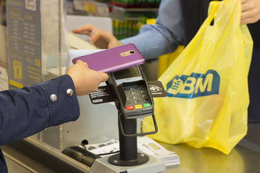 Este sistema permite a los clientes que puedan realizar pagos en caja de su compra bien a través de sus tarjetas bancarias y/o bien a través de sus dispositivos móviles.