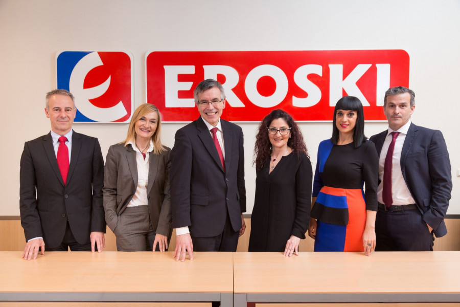 Eroski ha conformado un Consejo de Dirección paritario compuesto por (de izda. a dcha.) el director de Recursos, Javier Amezaga; la directora de Marketing, Eva Ugarte; su Presidente, Agustín Markaid