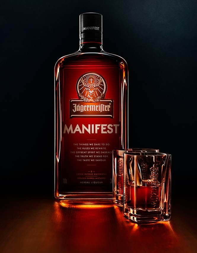La nueva botella de vidrio transparente luce el emblema de Jägermeister, colocado a mano, que enfatiza el color de cobre oscuro de este licor súper-premium.
