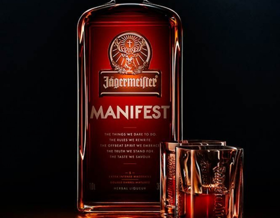 La nueva botella de vidrio transparente luce el emblema de Jägermeister, colocado a mano, que enfatiza el color de cobre oscuro de este licor súper-premium.