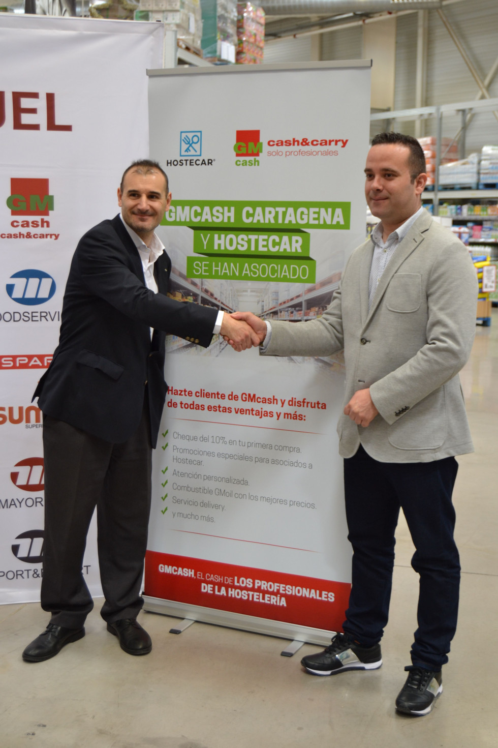 Alfonso Paúl, director regional de Levante de Grupo Miquel (izqda.), y Juan José López, presidente de Hostecar.