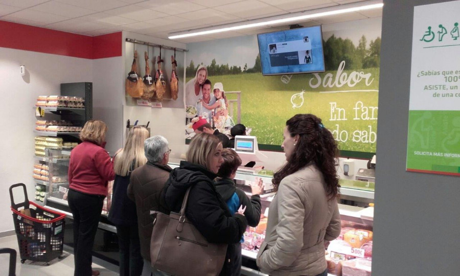 El supermercado cuenta con un servicio de asistencia a clientes con necesidades especiales.