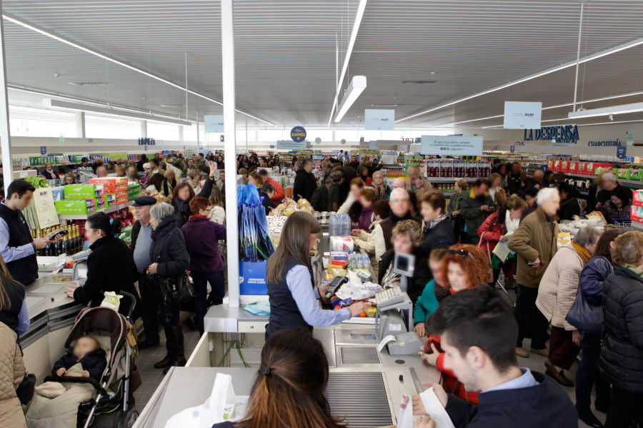 Durante el primer día de funcionamiento, numerosos clientes realizaron sus primeras compras y participaron de las actividades y promociones organizadas con motivo de la apertura.
