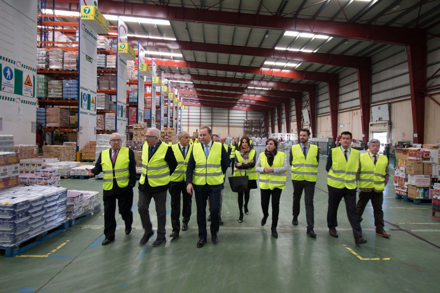 El consejero de Empleo, Empresa y Comercio de la Junta de Andalucía, ha visitado hoy las instalaciones de la sede central de la cooperativa.