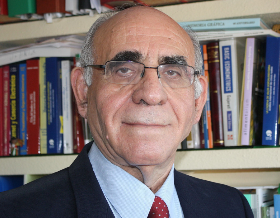 Julián Briz Escribano es ingeniero agrónomo, doctor y Catedrático Emérito de la Universidad Politécnica de Madrid.