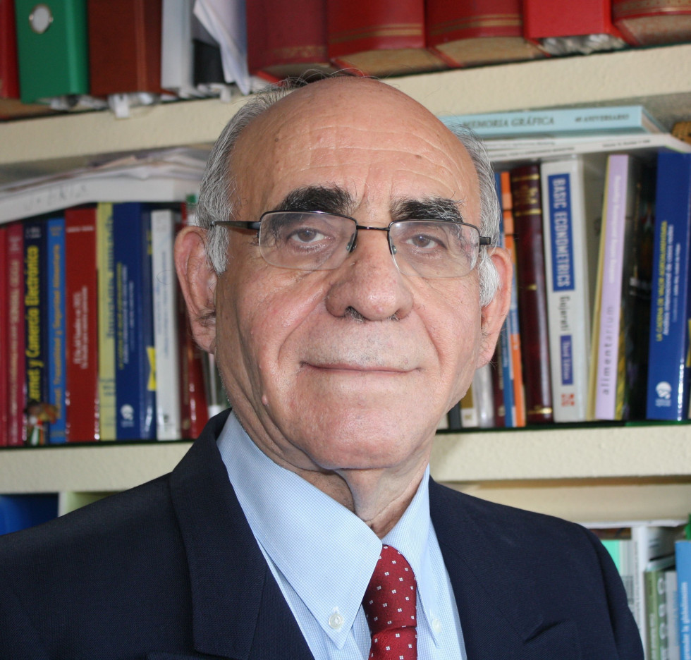 Julián Briz Escribano es ingeniero agrónomo, doctor y Catedrático Emérito de la Universidad Politécnica de Madrid.