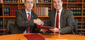 El Conselleiro de Sanidade y el Director de General de Fiab han rubricado este acuerdo de colaboración conjunta.