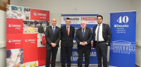 De izda. a dcha. el decano de la Facultad de Ingeniería de la Universidad de Deusto, Asier Perallos, el presidente de EROSKI, Agustín Markaide, el rector de la Universidad de Deusto, José María Gu