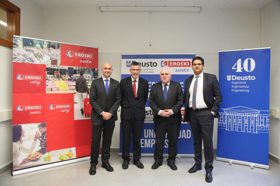 De izda. a dcha. el decano de la Facultad de Ingeniería de la Universidad de Deusto, Asier Perallos, el presidente de EROSKI, Agustín Markaide, el rector de la Universidad de Deusto, José María Gu