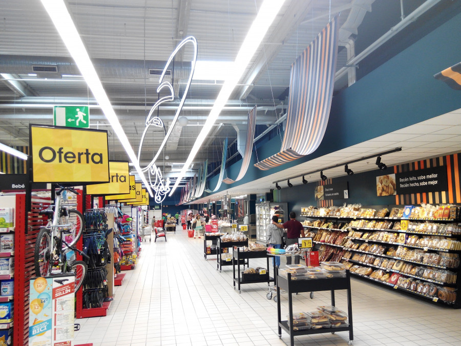 ra este 2017, la compañía prevé remodelar 4 tiendas en Galicia, además de una nueva apertura de tienda propia, con una inversión de 1,9 millones de euros.