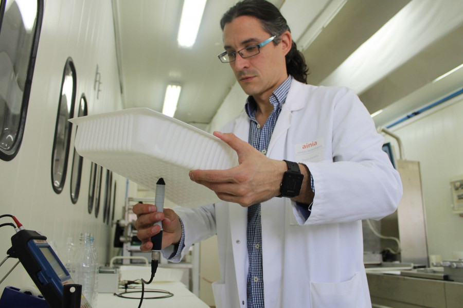 Los técnicos hacen pruebas, durante este primer año del proyecto, en la planta piloto de envases de Ainia.
