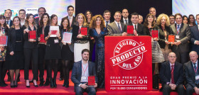 Algunos de los galardonados, posando en una foto de familia tras la entrega de premios.