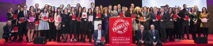 Algunos de los galardonados, posando en una foto de familia tras la entrega de premios.