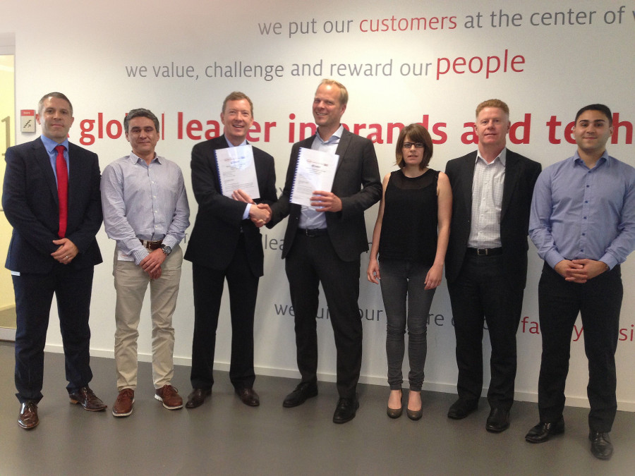 Torsten Roewekamp, ‎Category Team leader warehousing en Henkel Global Supply Chain, y Rob Sloan, VP Global Accounts de Chep, se dan la mano durante la firma del acuerdo.