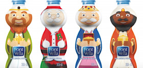 Melchor, Gaspar, Baltasar y Papá Noel visten las botellas de Font Vella Kids, con un  novedoso formato que brilla en la oscuridad.