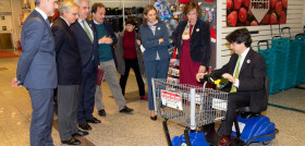 El secretario de Estado, Mario Garcés, probando un carrito para personas con movilidad reducida en el Hipercor de Pozuelo.