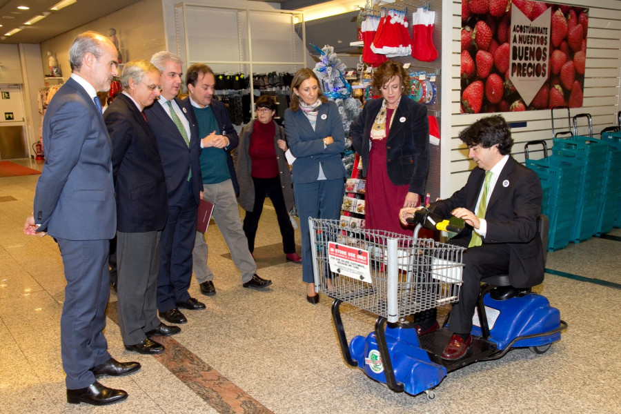 El secretario de Estado, Mario Garcés, probando un carrito para personas con movilidad reducida en el Hipercor de Pozuelo.