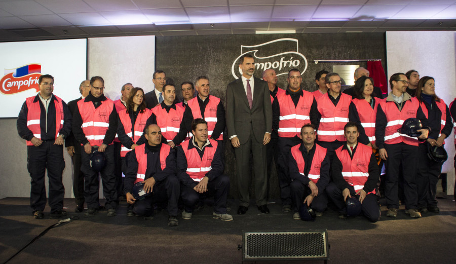 Los trabajadores de la fábrica han posado con Su Majestad el Rey tras la visita a las instalaciones.