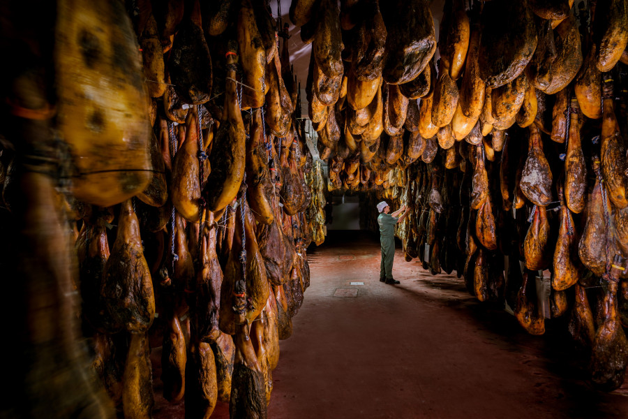 La maduración en bodega se realiza a través de métodos y procedimientos tradicionales, con un control de calidad total para garantizar la trazabilidad.