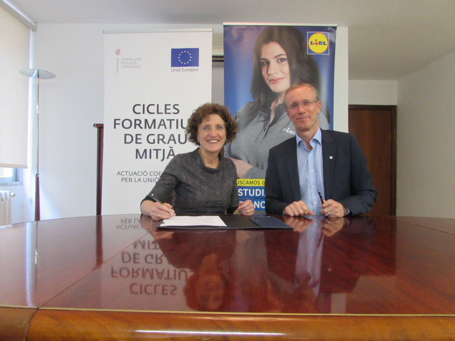 La directora general de Formación Profesional y Formación del Profesorado de la Conselleria de Educación y Universidad, María Alorda, y el director regional de Lidl en Baleares, Achim Becker, han 