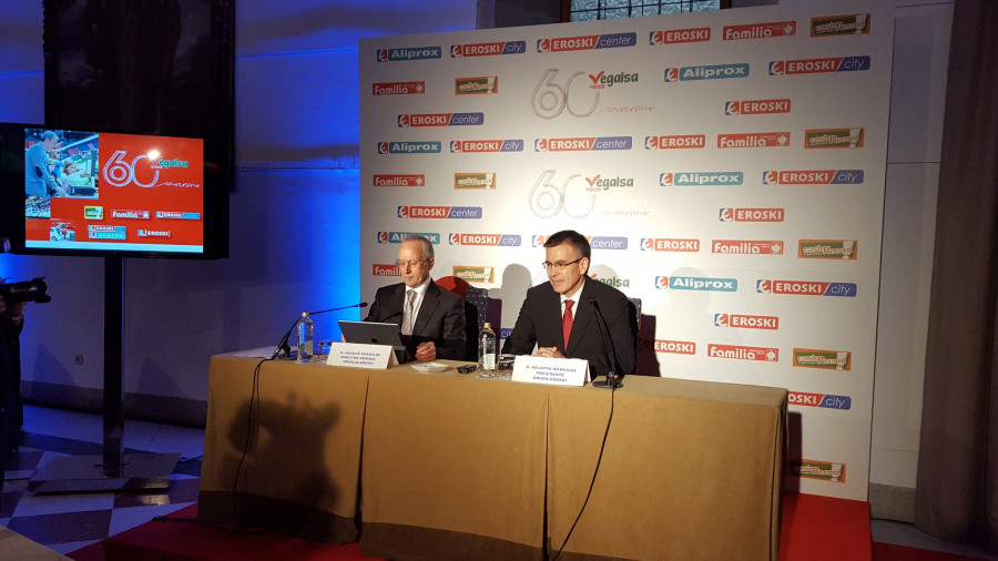 El director general de Vegalsa-Eroski, Joaquín González, y el presidente de Eroski, Agustín Markaide.