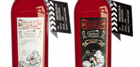 El cineasta Álex de la Iglesia ha sido este año el encargado de diseñar la etiqueta de sus características botellas color cereza.
