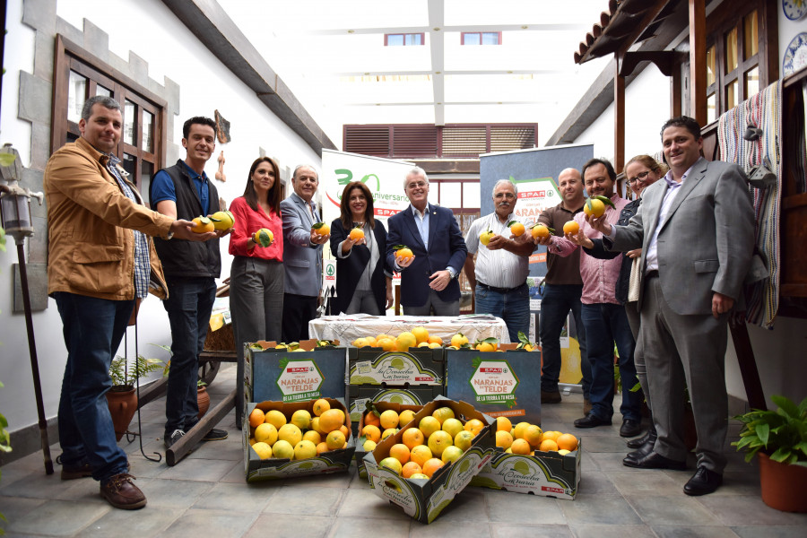 Ángel Medina, presidente de SPAR Gran Canaria y la alcaldesa de Telde, Carmen Hernández, junto a los agricultores y representantes de las fincas adscritas al convenio de la naranja de Telde.
