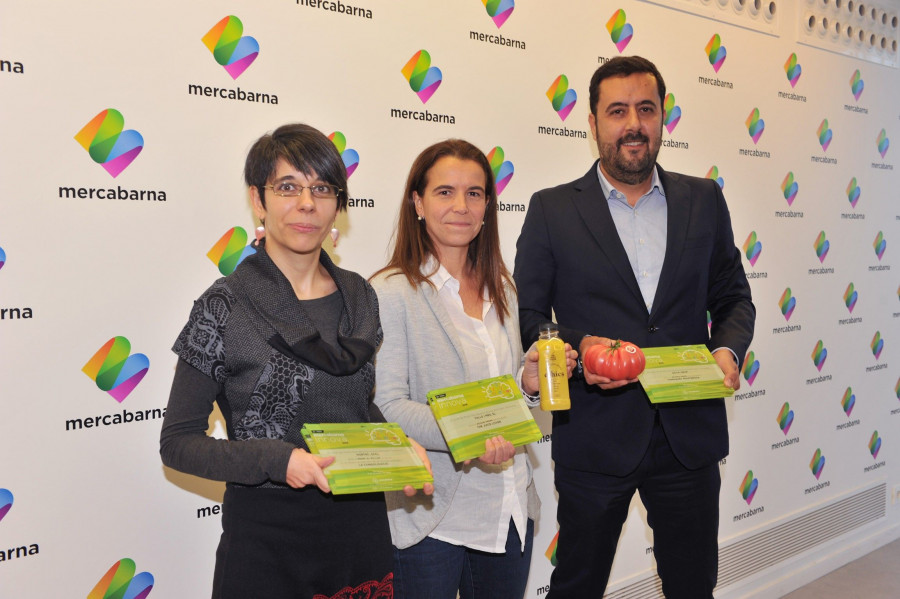 Los representantes de las empresas Hortec, Talls i més y Grup Gavà, ganadores de los premios.