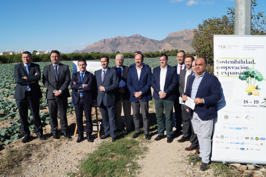 El primer edil y los concejales estuvieron acompañados por el director de la Escuela Politécnica Superior de Orihuela, Ricardo Abadía, y por Joaquín Melgarejo, director del  Instituto Universitari