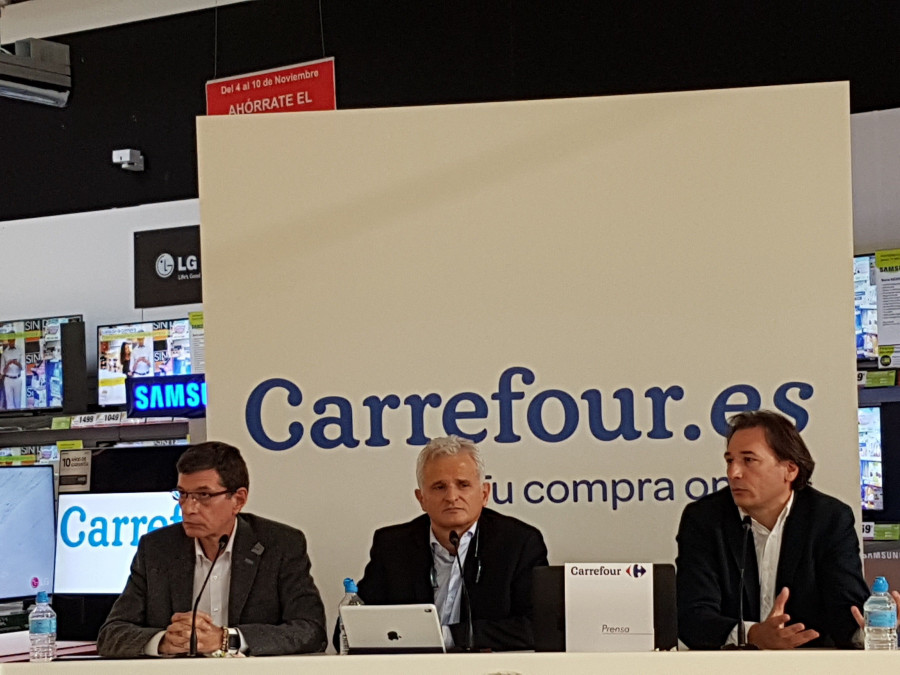 El director de e-commerce de Carrefour, Javier López (en el centro), acompañado por Luis Conde, director de e-commerce Food, y Rafael Sánchez, director de e-commerce Non Food, ha confirmado el inte