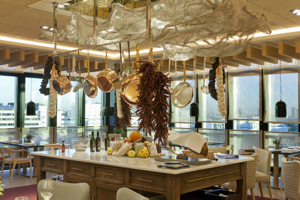 Las Nubes de Castellana fusiona la cocina mediterránea e internacional con el mundo de la moda.