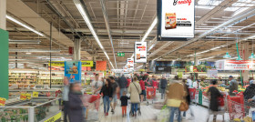 Todos los hipermercados del grupo estarán equipados con pantallas digitales que acompañarán al shopper en su entrada a tienda, en su recorrido por los pasillos y en su paso por caja.